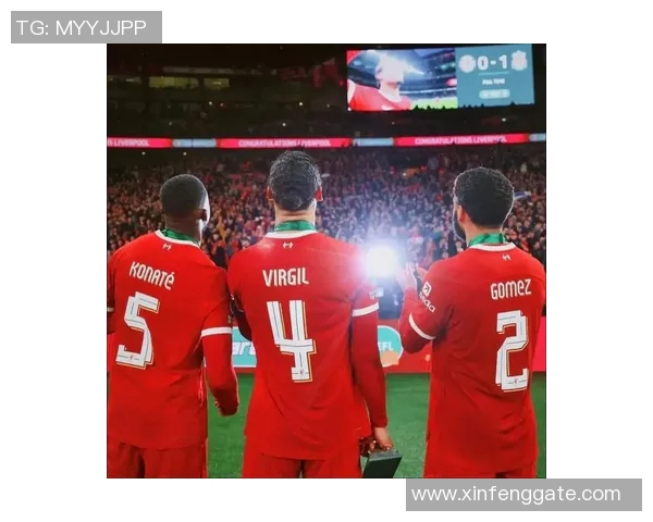 足球明星比心头像图片展示热爱与激情的完美结合 足球明星比心头像图片展示热爱与激情的完美结合